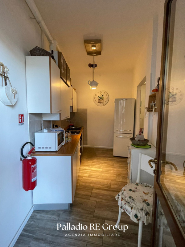 Scopri questo affascinante appartamento situato nel cuore della tranquilla zona dei Ferrovieri, a...