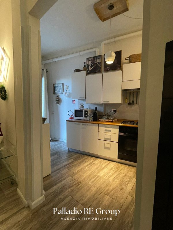 Scopri questo affascinante appartamento situato nel cuore della tranquilla zona dei Ferrovieri, a...