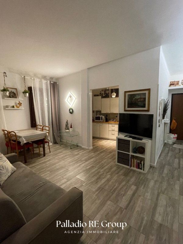 Scopri questo affascinante appartamento situato nel cuore della tranquilla zona dei Ferrovieri, a...