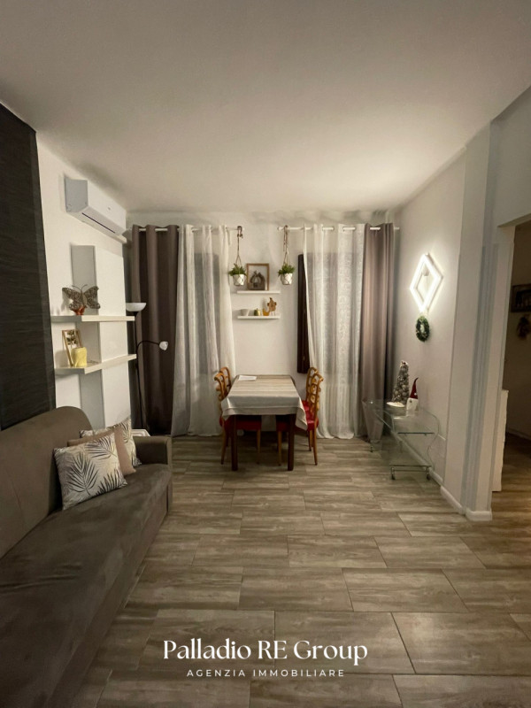 Scopri questo affascinante appartamento situato nel cuore della tranquilla zona dei Ferrovieri, a...