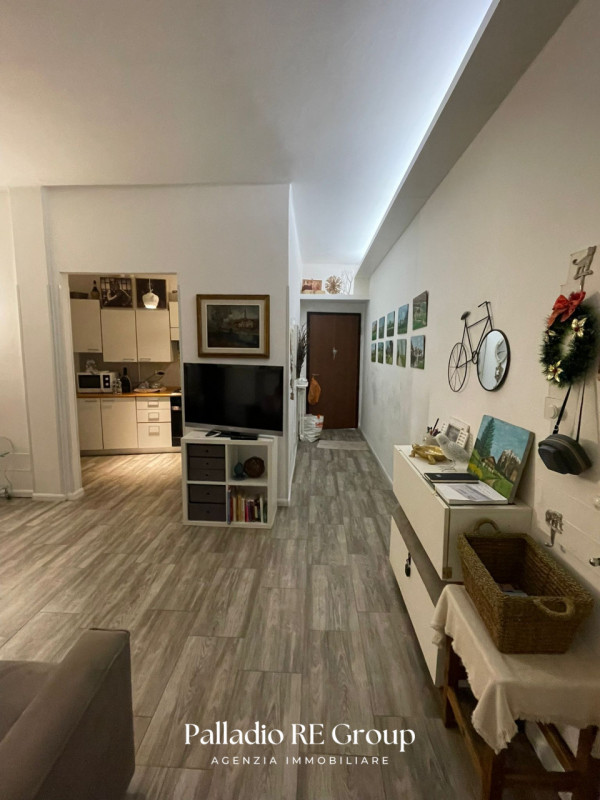 Scopri questo affascinante appartamento situato nel cuore della tranquilla zona dei Ferrovieri, a...