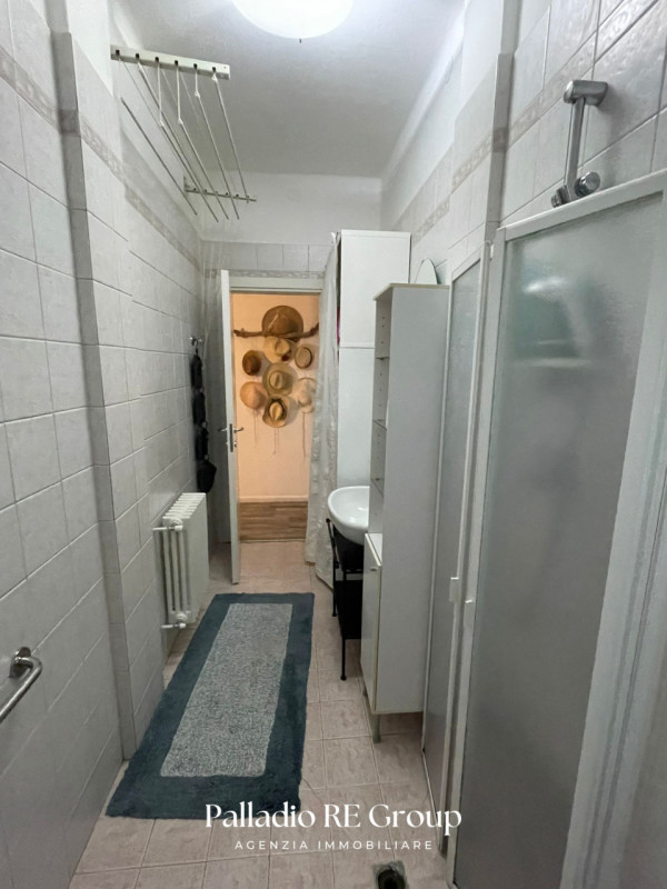 Scopri questo affascinante appartamento situato nel cuore della tranquilla zona dei Ferrovieri, a...