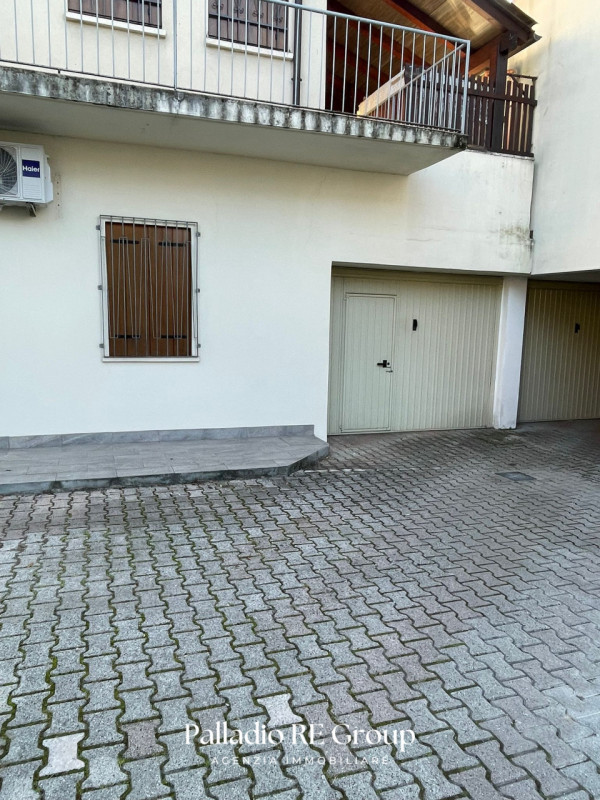 Scopri questo affascinante appartamento situato nel cuore della tranquilla zona dei Ferrovieri, a...