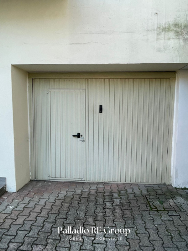 Scopri questo affascinante appartamento situato nel cuore della tranquilla zona dei Ferrovieri, a...