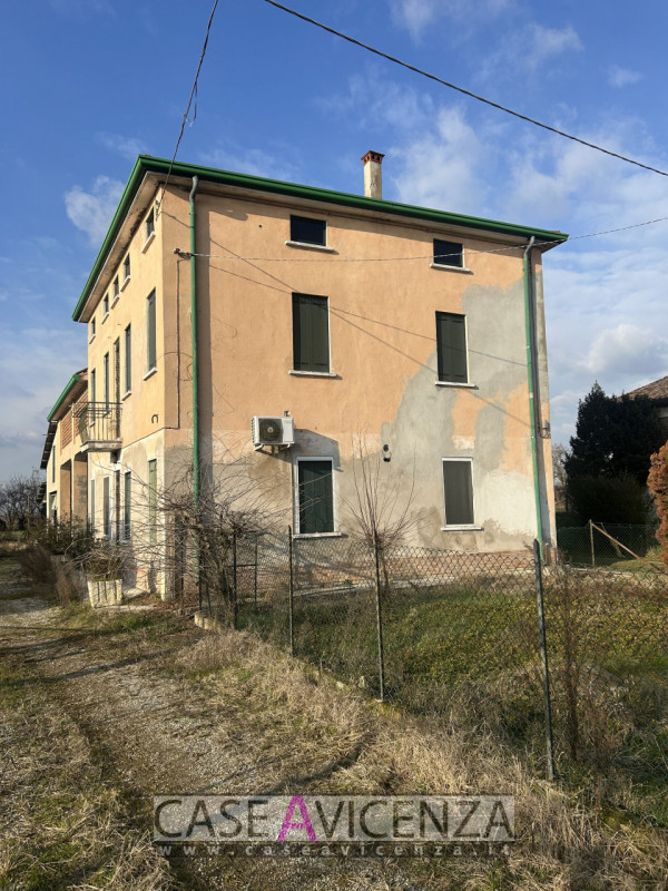 Montegalda - C.E.F.- Venite a Scoprire questa splendida casa singola terratetto situata nel cuore...