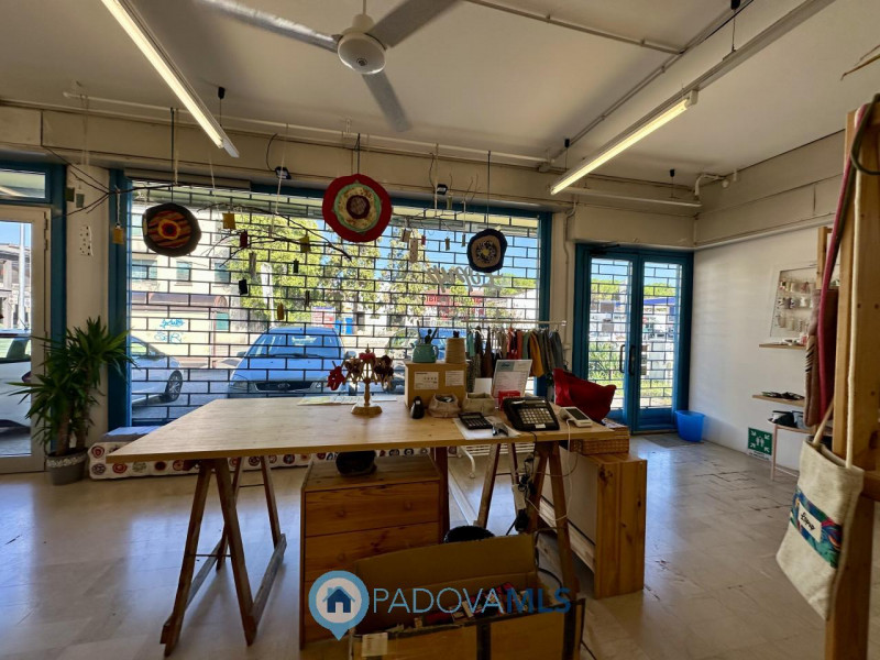Immobile in esclusiva al Gruppo Padova MLS
Locale commerciale di 165 mq al piano terra, dotato di...