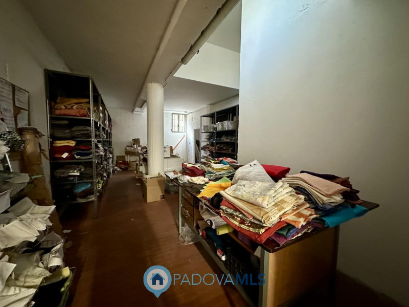 Immobile in esclusiva al Gruppo Padova MLS
Locale commerciale di 165 mq al piano terra, dotato di...