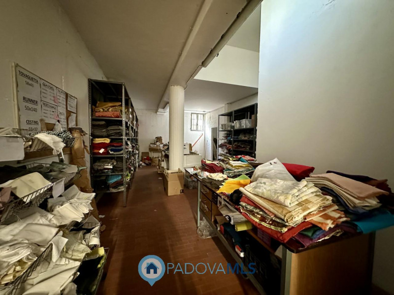 Immobile in esclusiva al Gruppo Padova MLS
Locale commerciale di 165 mq al piano terra, dotato di...