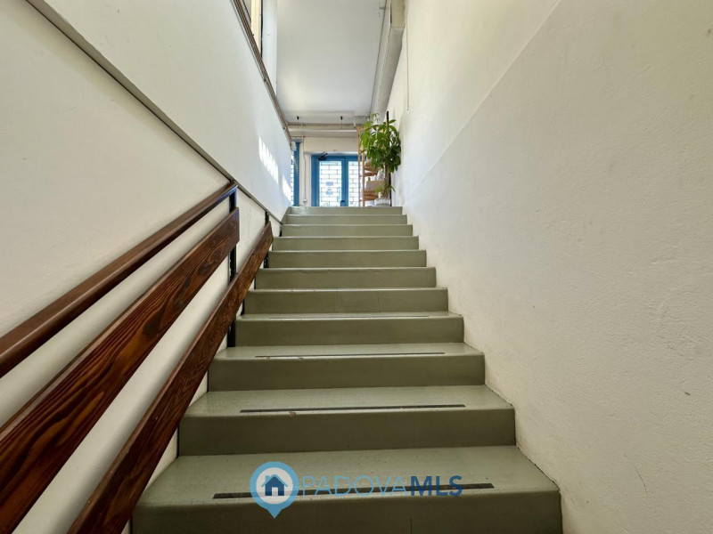 Immobile in esclusiva al Gruppo Padova MLS
Locale commerciale di 165 mq al piano terra, dotato di...
