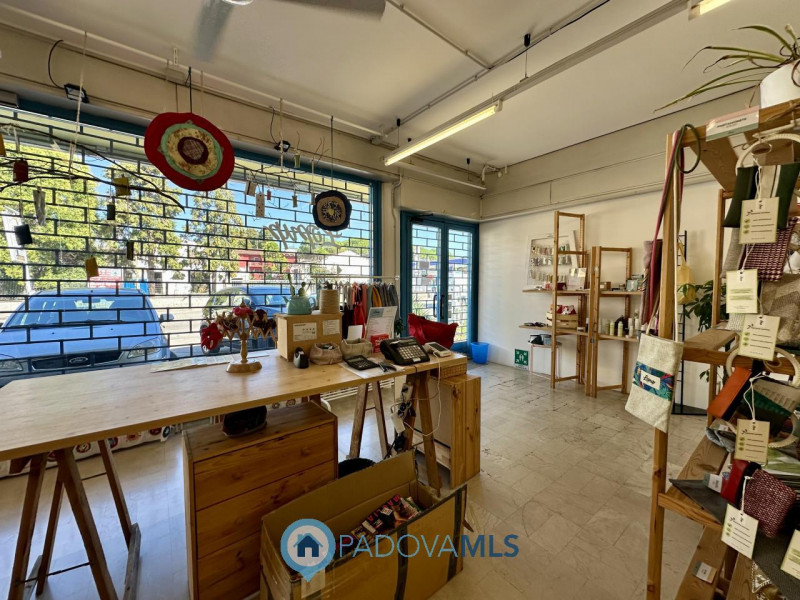 Immobile in esclusiva al Gruppo Padova MLS
Locale commerciale di 165 mq al piano terra, dotato di...