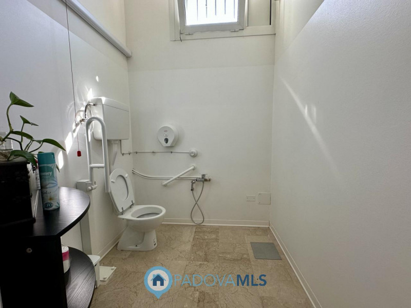 Immobile in esclusiva al Gruppo Padova MLS
Locale commerciale di 165 mq al piano terra, dotato di...