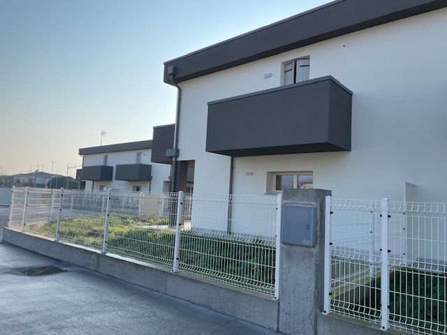 Oggi vi proponiamo una porzione di trifamiliare in centro a Sant'Angelo di Piove di Sacco, contes...