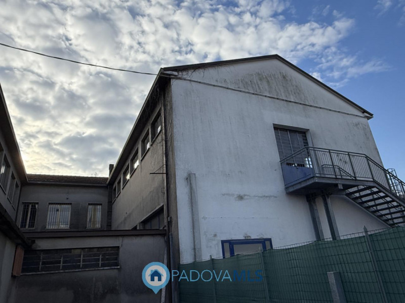 Immobile in esclusiva al Gruppo Padova MLS
ARCELLA – STAZIONE  STRUTTURA COMMERCIALE con scoperto...