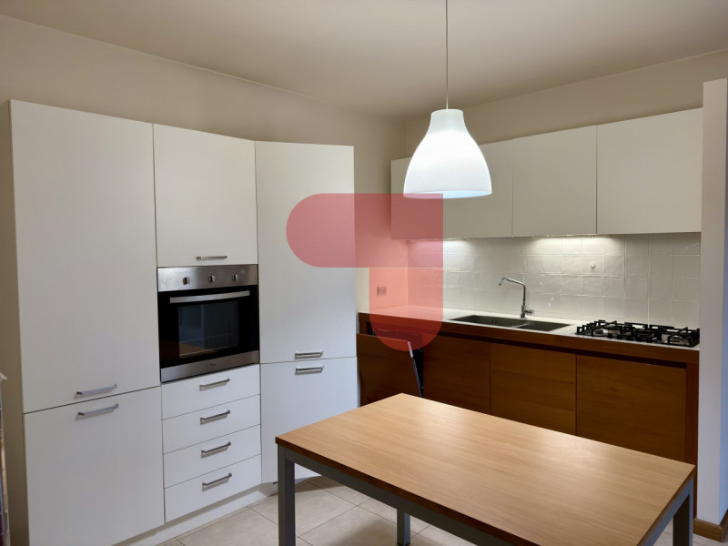 Proponiamo in vendita un elegante appartamento, situato nel cuore del comune di Arzignano, che si...