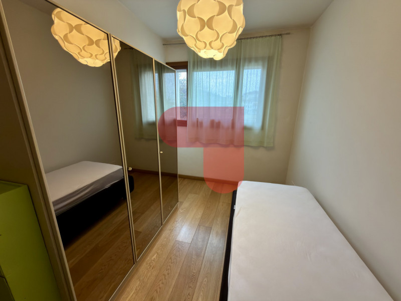 Proponiamo in vendita un elegante appartamento, situato nel cuore del comune di Arzignano, che si...