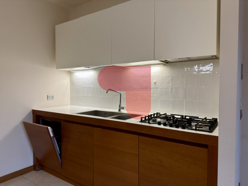 Proponiamo in vendita un elegante appartamento, situato nel cuore del comune di Arzignano, che si...