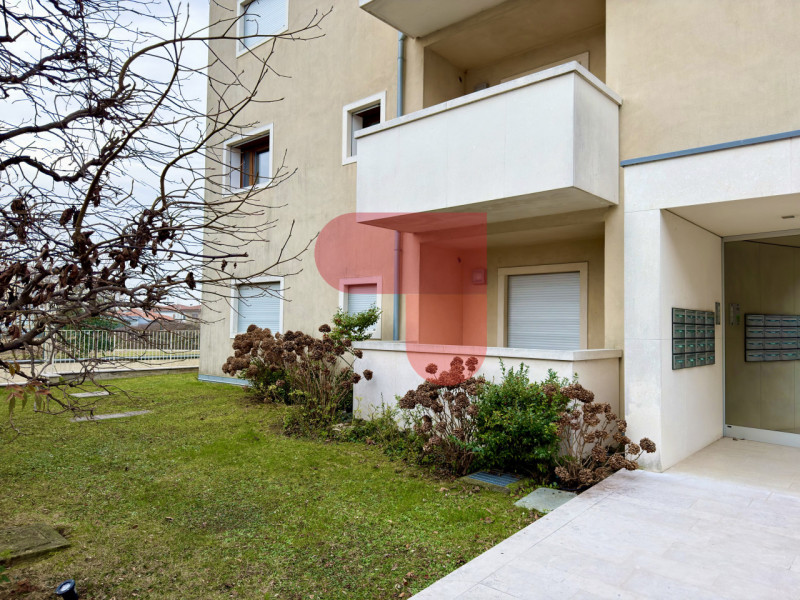 Proponiamo in vendita un elegante appartamento, situato nel cuore del comune di Arzignano, che si...