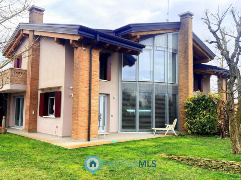 Immobile in esclusiva al Gruppo Padova MLS

BAGNOLI DI SOPRA: Una posizione ideale per chi cerca ...