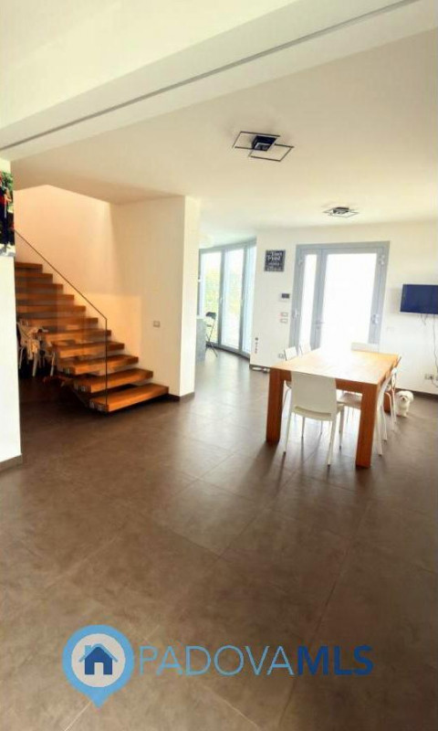 Immobile in esclusiva al Gruppo Padova MLS

BAGNOLI DI SOPRA: Una posizione ideale per chi cerca ...