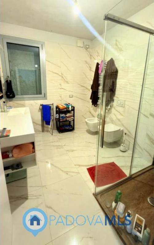 Immobile in esclusiva al Gruppo Padova MLS

BAGNOLI DI SOPRA: Una posizione ideale per chi cerca ...