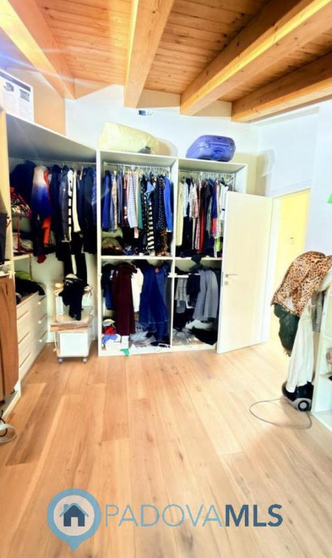 Immobile in esclusiva al Gruppo Padova MLS

BAGNOLI DI SOPRA: Una posizione ideale per chi cerca ...