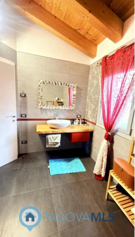 Immobile in esclusiva al Gruppo Padova MLS

BAGNOLI DI SOPRA: Una posizione ideale per chi cerca ...