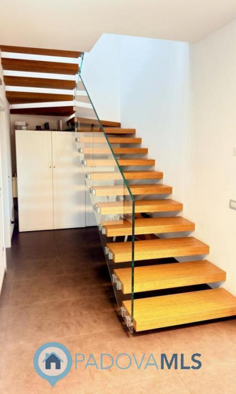 Immobile in esclusiva al Gruppo Padova MLS

BAGNOLI DI SOPRA: Una posizione ideale per chi cerca ...