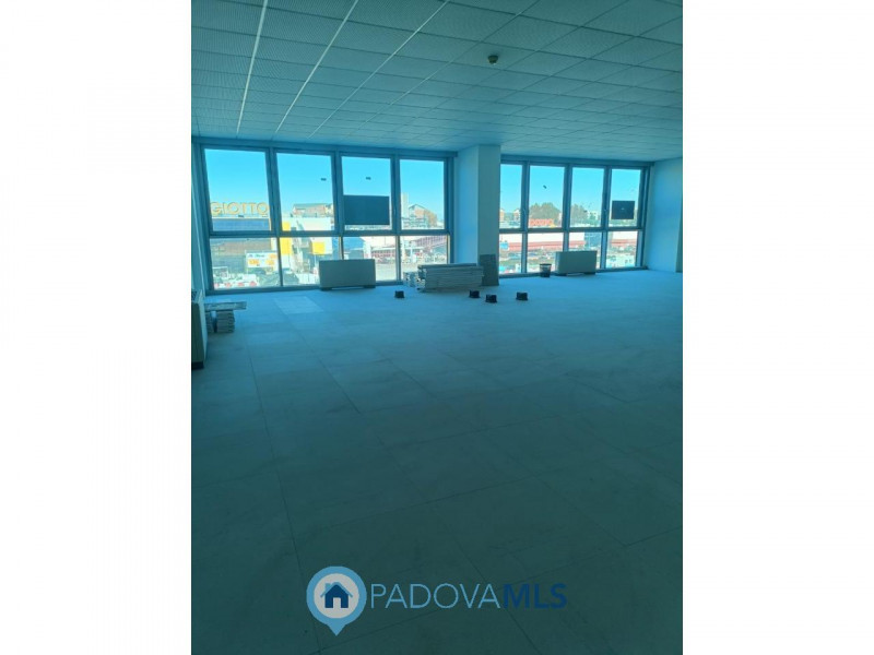 Immobile in esclusiva al Gruppo Padova MLS
Padova via Venezia ufficio al piano secondo fronte str...