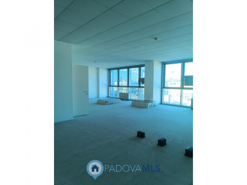 Immobile in esclusiva al Gruppo Padova MLS
Padova via Venezia ufficio al piano secondo fronte str...