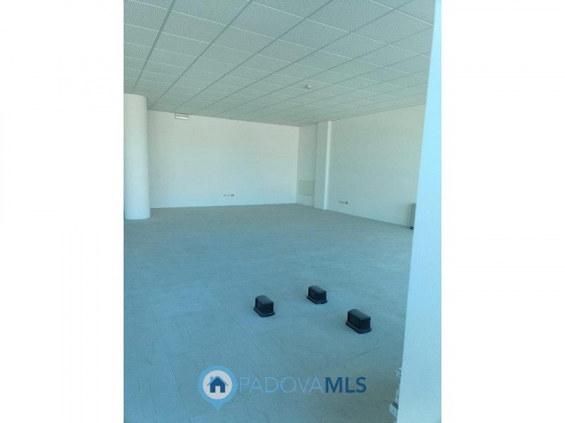 Immobile in esclusiva al Gruppo Padova MLS
Padova via Venezia ufficio al piano secondo fronte str...