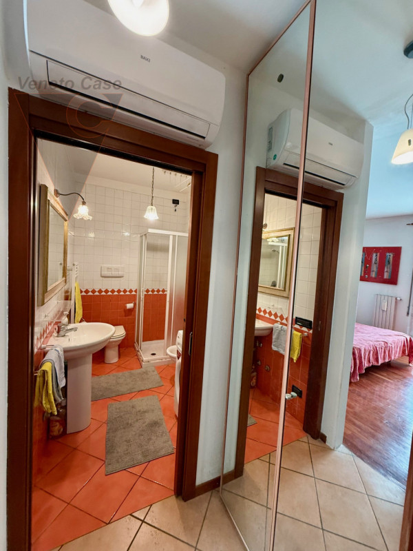 Su apprezzato residence a Roncaglia di Ponte San Nicolò, a 300 mt dalla tangenziale e dal prossim...