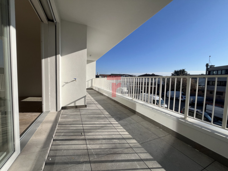 Nel cuore di Limena in posizione centralissima e comoda a tutti i servizi, proponiamo in vendita ...