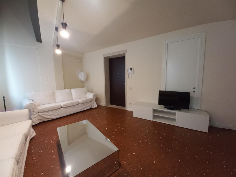 VICENZA-PORTA SANTA CROCE: APPARTAMENTO COMPLETAMENTE ARREDATO, CONTRATTO TRANSITORIO MIN 9 MAX 1...