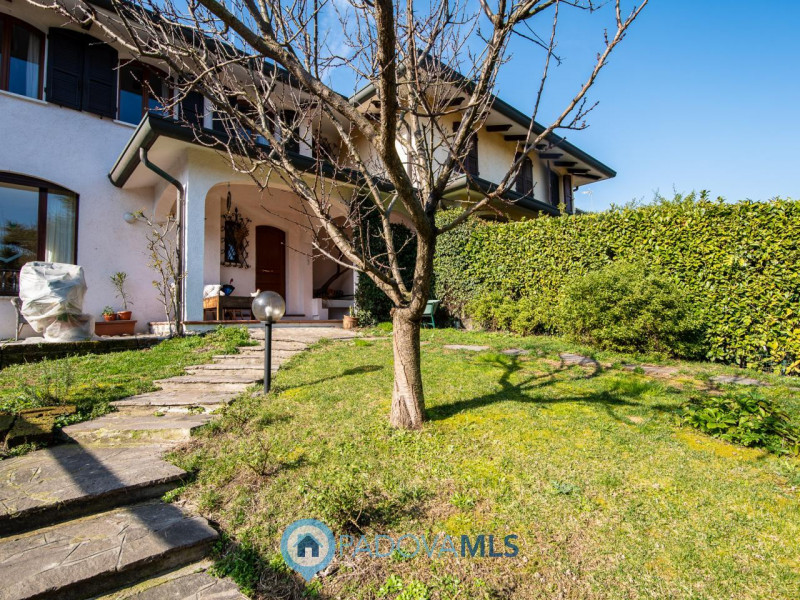 Immobile in esclusiva al Gruppo Padova MLS
Proponiamo mezza bifamiliare Posizionata in un quartie...