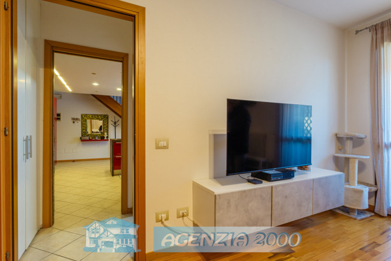 REGALATI UN BELLISSIMO APPARTAMENTO PERFETTO CURATISSIMO CON TRAVI A VISTA IN CENTRO A CONSELVE !...