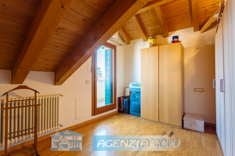 REGALATI UN BELLISSIMO APPARTAMENTO PERFETTO CURATISSIMO CON TRAVI A VISTA IN CENTRO A CONSELVE !...