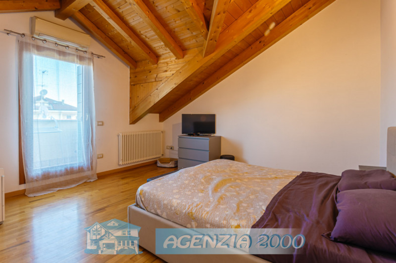 REGALATI UN BELLISSIMO APPARTAMENTO PERFETTO CURATISSIMO CON TRAVI A VISTA IN CENTRO A CONSELVE !...