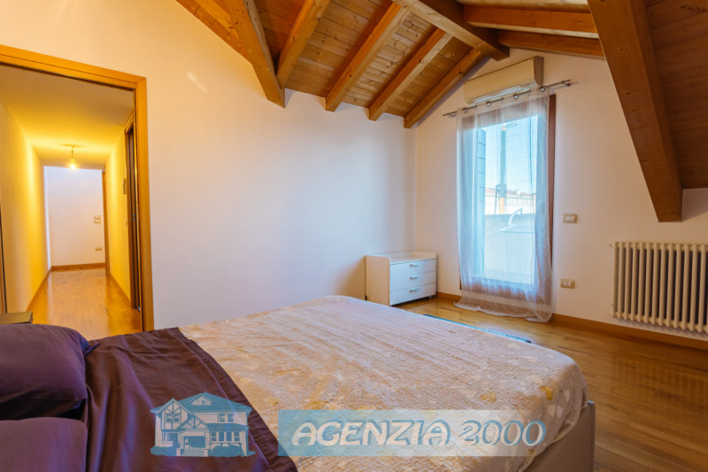 REGALATI UN BELLISSIMO APPARTAMENTO PERFETTO CURATISSIMO CON TRAVI A VISTA IN CENTRO A CONSELVE !...