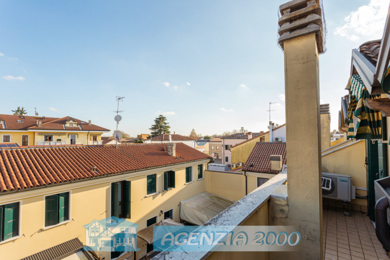 REGALATI UN BELLISSIMO APPARTAMENTO PERFETTO CURATISSIMO CON TRAVI A VISTA IN CENTRO A CONSELVE !...