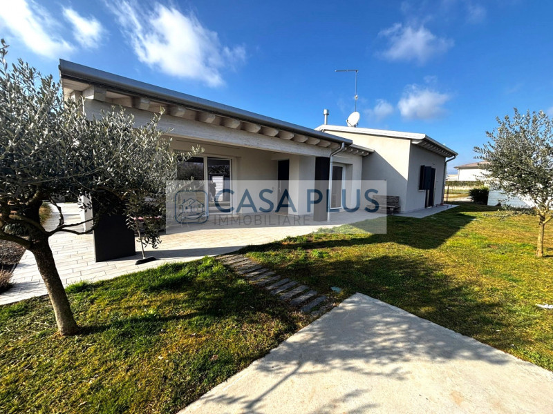 NOSTRA ESCLUSIVA- 
Moderna  casa singola di recente costruzione. 
In tranquilla zona residenziale...