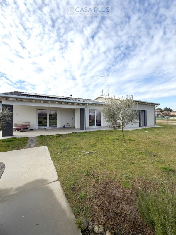 NOSTRA ESCLUSIVA- 
Moderna  casa singola di recente costruzione. 
In tranquilla zona residenziale...