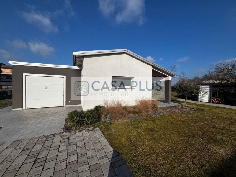 NOSTRA ESCLUSIVA- 
Moderna  casa singola di recente costruzione. 
In tranquilla zona residenziale...