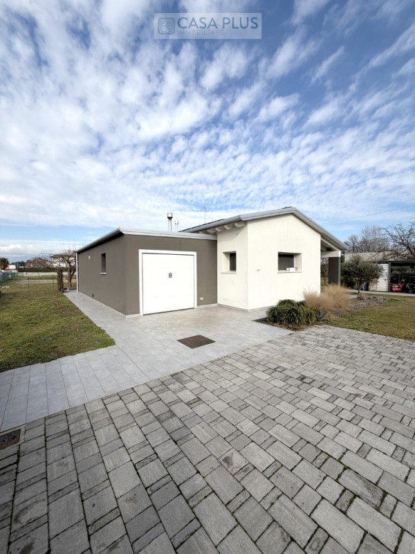 NOSTRA ESCLUSIVA- 
Moderna  casa singola di recente costruzione. 
In tranquilla zona residenziale...