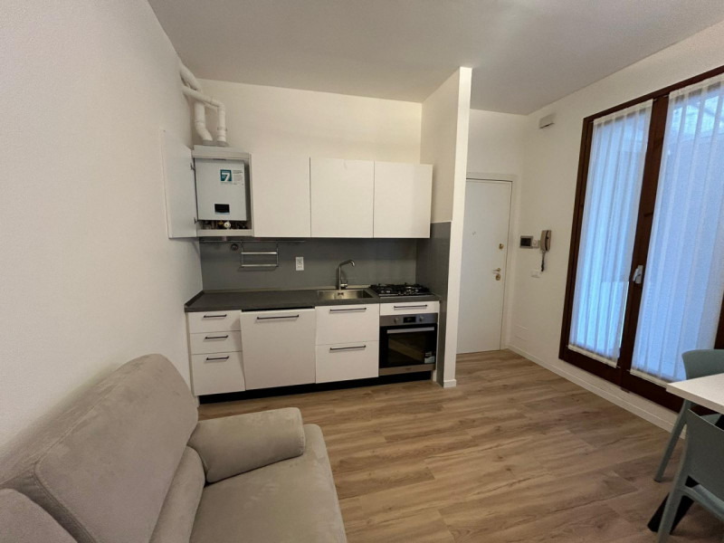 CENTRO STORICO 

Inserito in una zona centrale della città, ben abitata e comoda ai servizi.

DES...