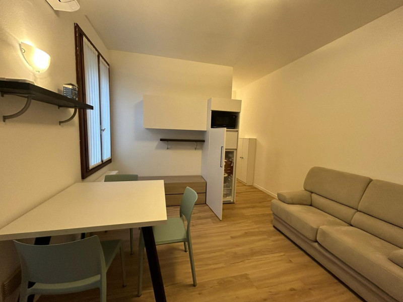 CENTRO STORICO 

Inserito in una zona centrale della città, ben abitata e comoda ai servizi.

DES...