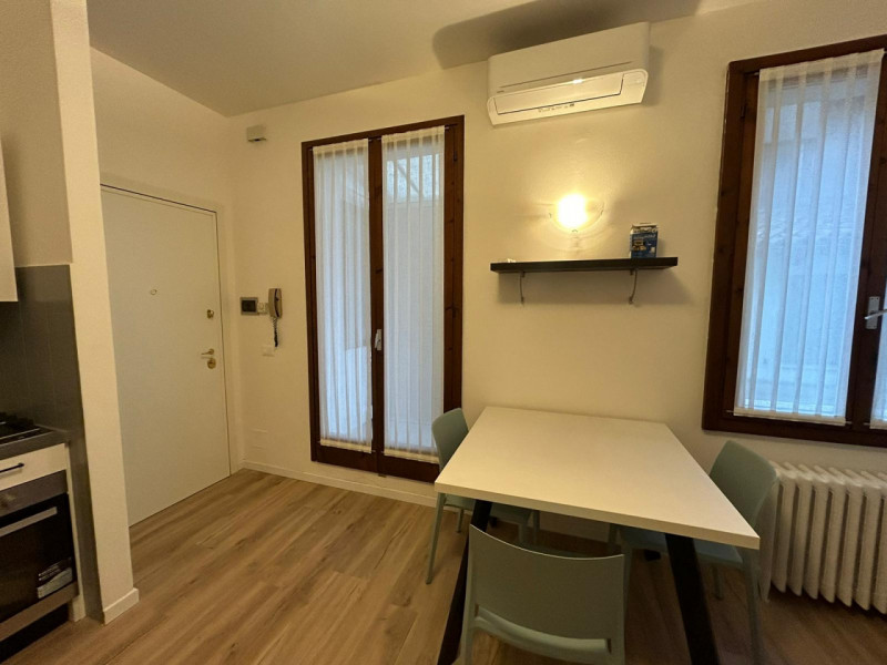 CENTRO STORICO 

Inserito in una zona centrale della città, ben abitata e comoda ai servizi.

DES...