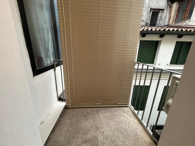 CENTRO STORICO 

Inserito in una zona centrale della città, ben abitata e comoda ai servizi.

DES...