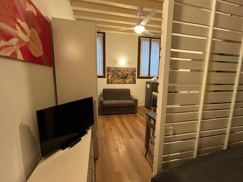 CENTRO STORICO 

Inserito in una zona centrale della città, ben abitata e comoda ai servizi.

DES...