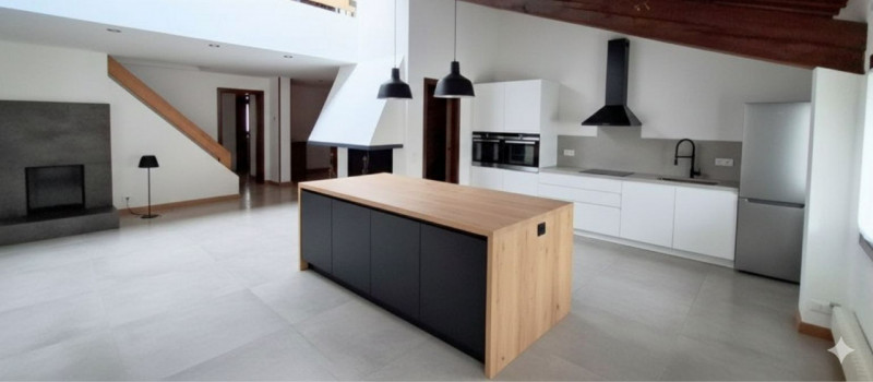 Situato a pochi passi da Porta S. Lucia, in un palazzo ristrutturato negli anni '90, proponiamo i...