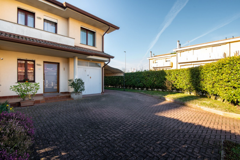 Nella tranquilla e verdeggiante zona di Bosco, nel Comune di Rubano, proponiamo in vendita casa a...